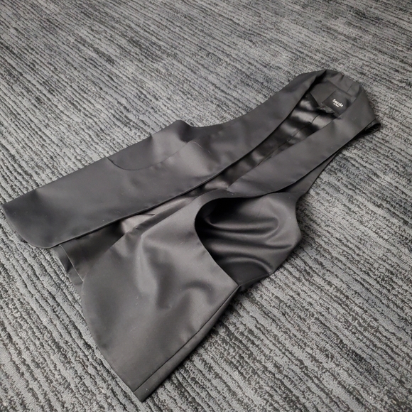 Smythe Women's Black Vest with Front Pockets - Picture 3 of 7